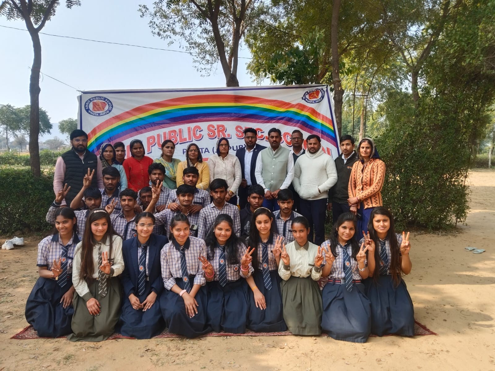 Students and teachers of the senior classes together on campus